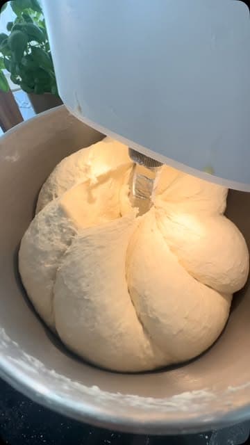 Pizzateig wird in der Knetmaschine verarbeitet