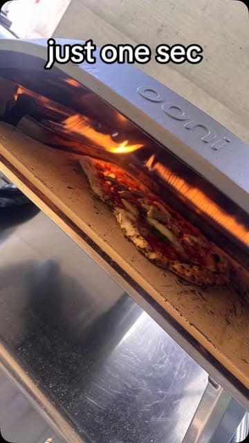 Pizza im brennend heissen Pizzaofen